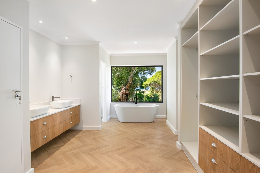 4 Bedroom Property for Sale in Leisure Isle Western Cape